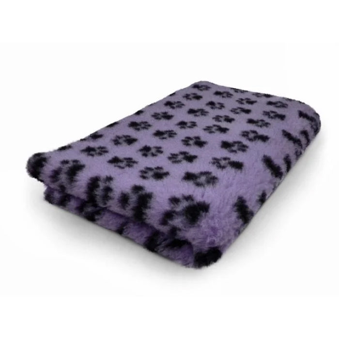 VetBed skridsikker - Lilla med poteprint 75 cm x 100 cm x 22 mm